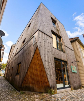 Architectural gem at Nøstet with bathtub and balcony